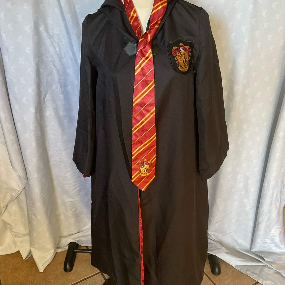 Kids Wizard Costume Robe with Griffindor Crest-Tie and Scarf included - Picture 7 of 12